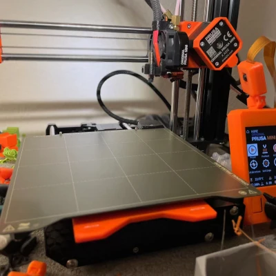 Hộp hiển thị Prusa Mini kèm giá đỡ Raspberry Pi Zero 2 và camera Noir