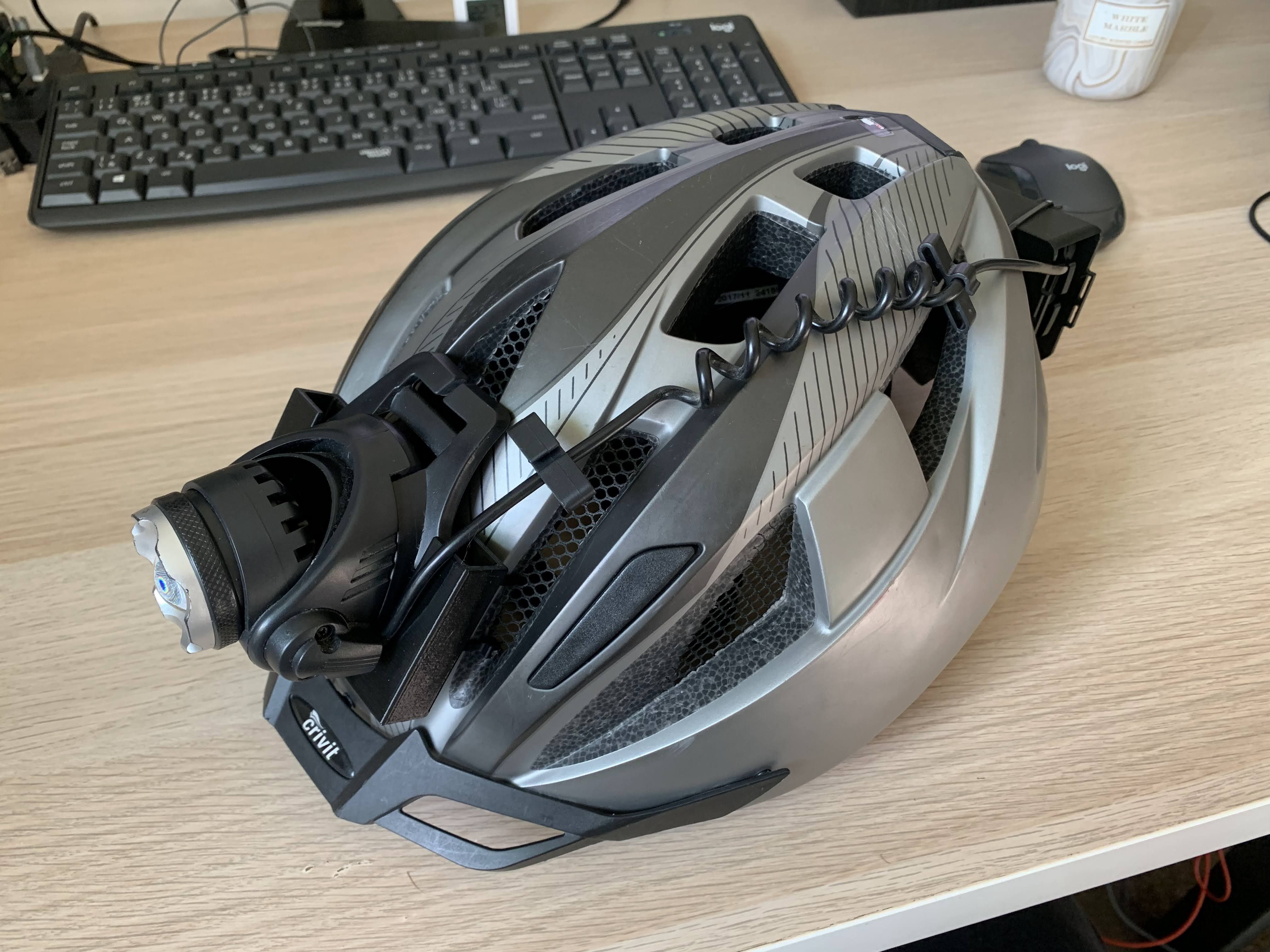 Giá đỡ đèn pin đội đầu cho nón bảo hiểm xe đạp