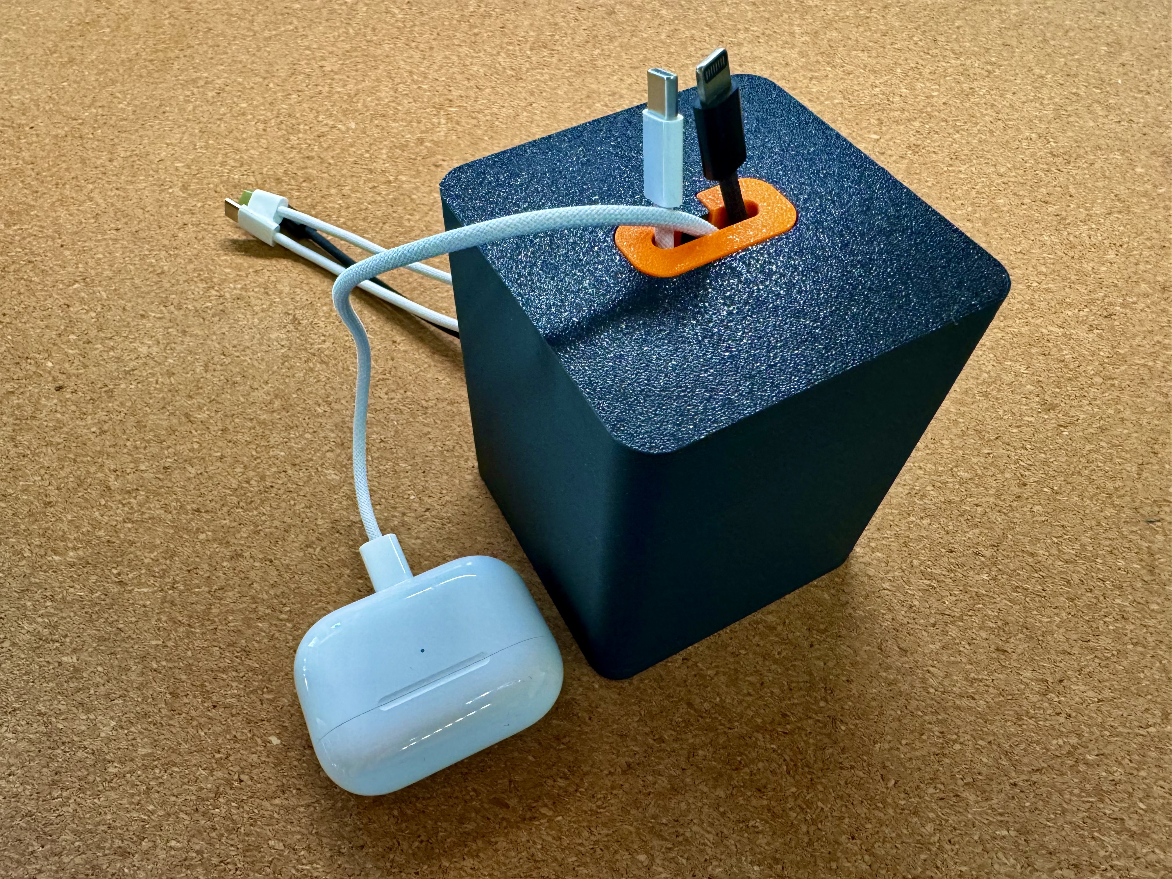 Hộp đựng dây cáp nhỏ gọn cho bàn làm việc