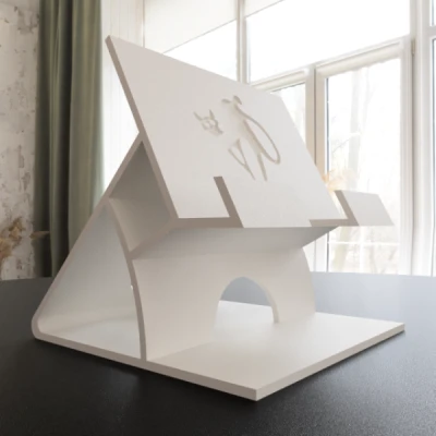 Một đế đựng điện thoại nữa có logo mèo