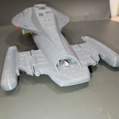 Phần Thân Sau Tàu Voyager có Khoang Chứa Tàu Con Thoi Mở