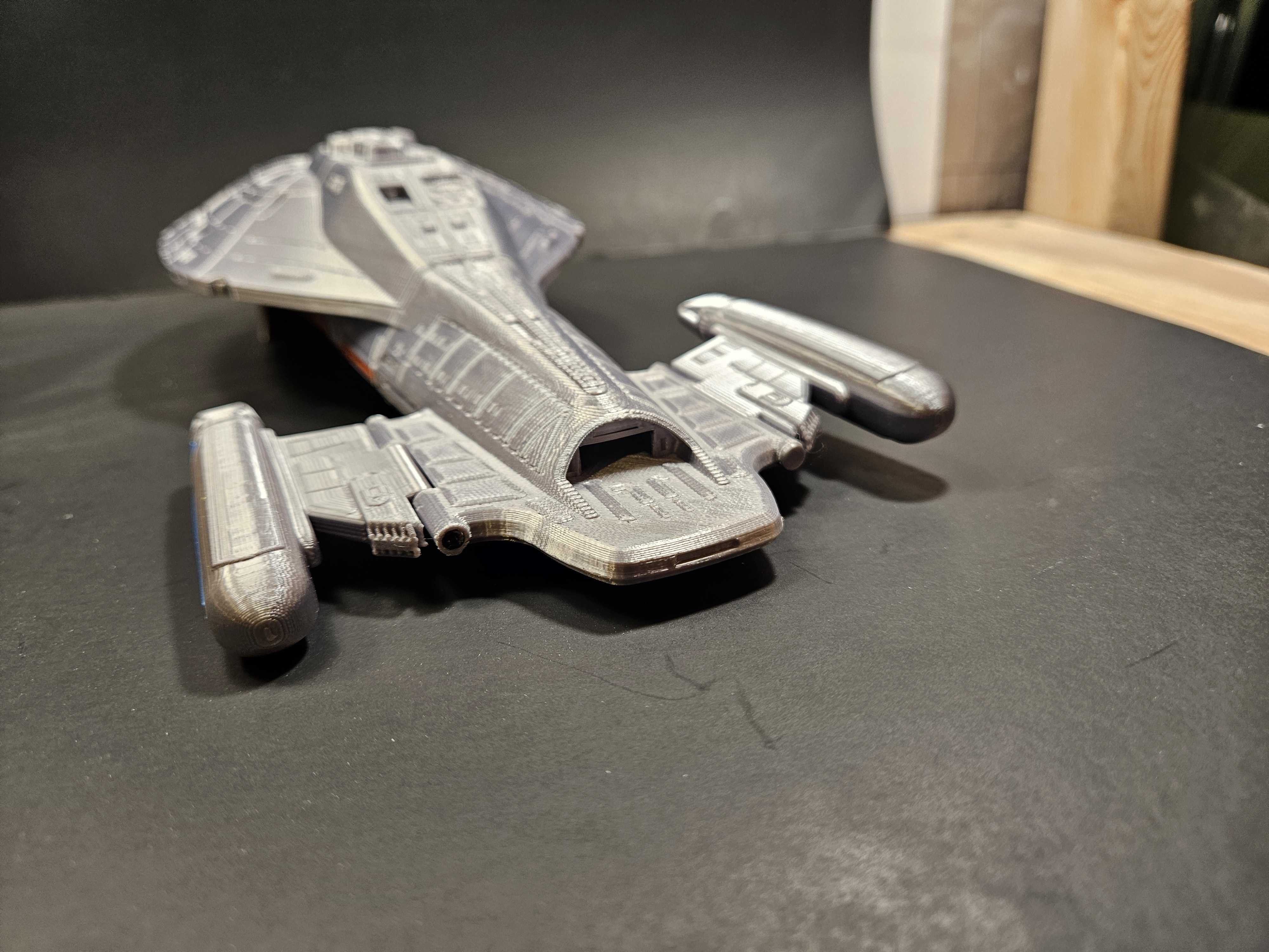 Phần Thân Sau Tàu Voyager có Khoang Chứa Tàu Con Thoi Mở