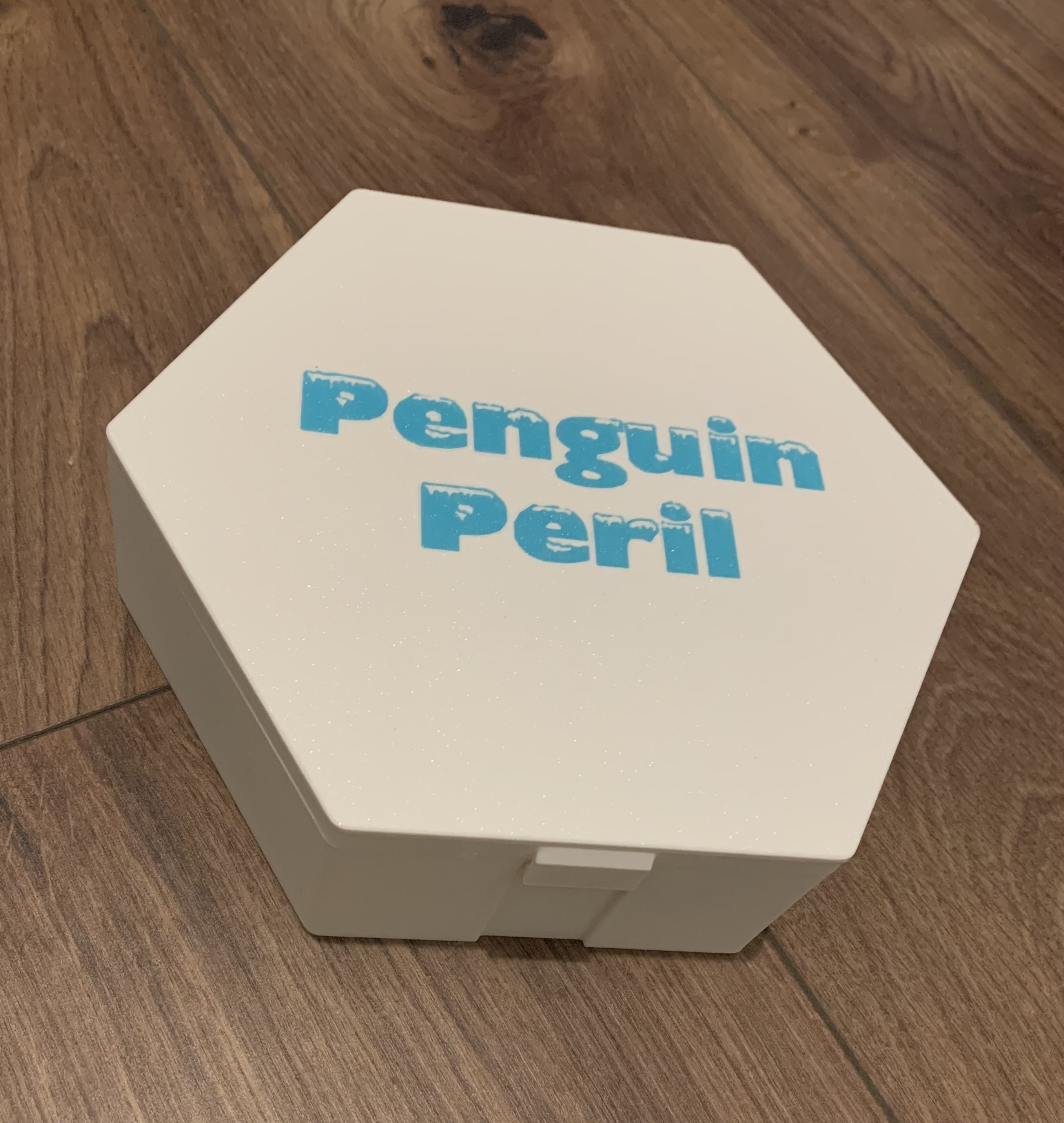 Hộp đựng game Penguin Peril