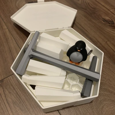 Hộp đựng game Penguin Peril