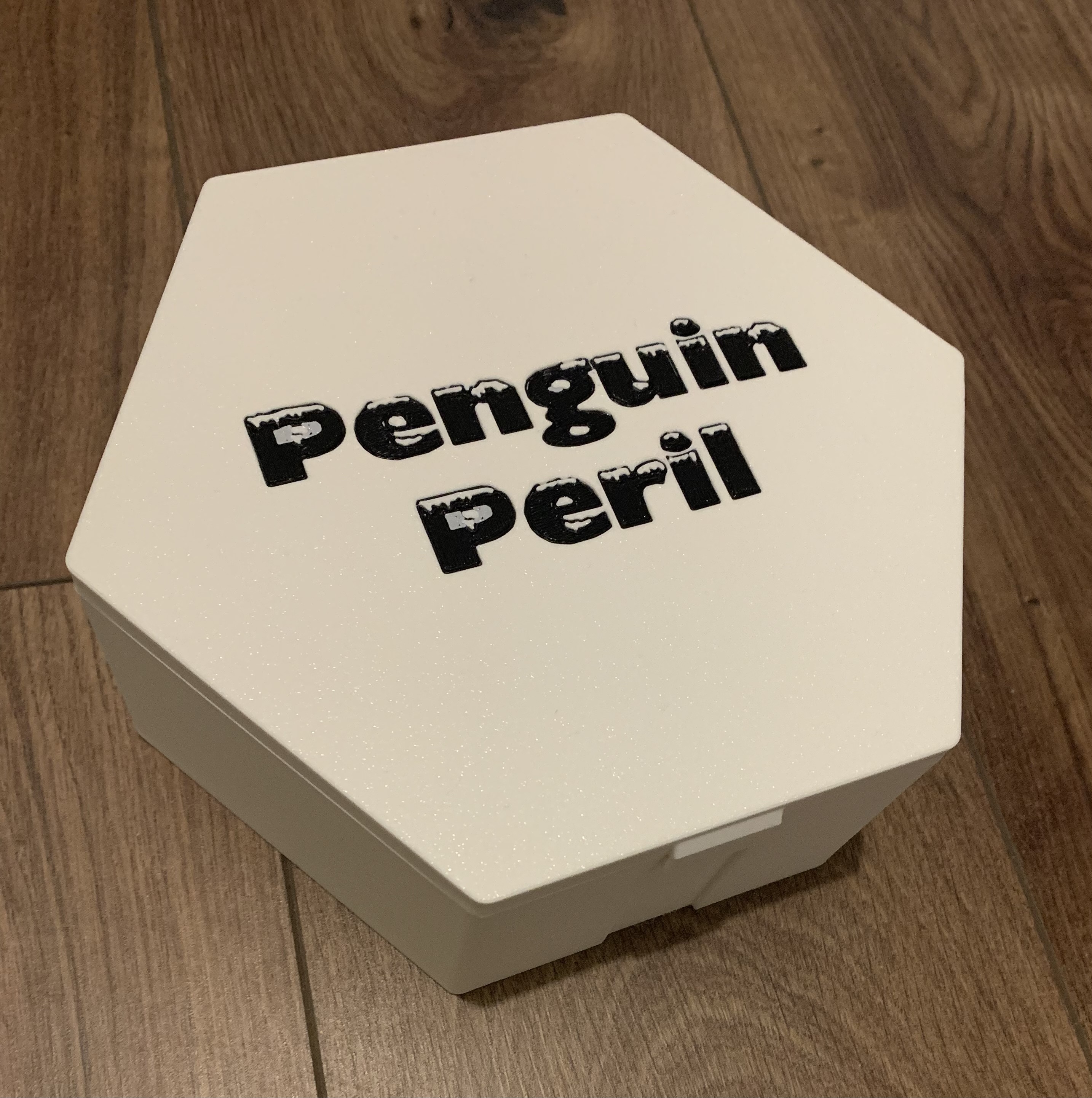 Hộp đựng game Penguin Peril