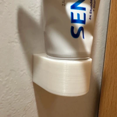 Kệ dán tường cho tuýp kem đánh răng Sensodyne