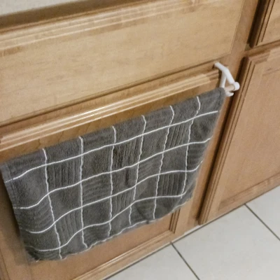 Chân đế thanh treo khăn cửa tủ 3/8"