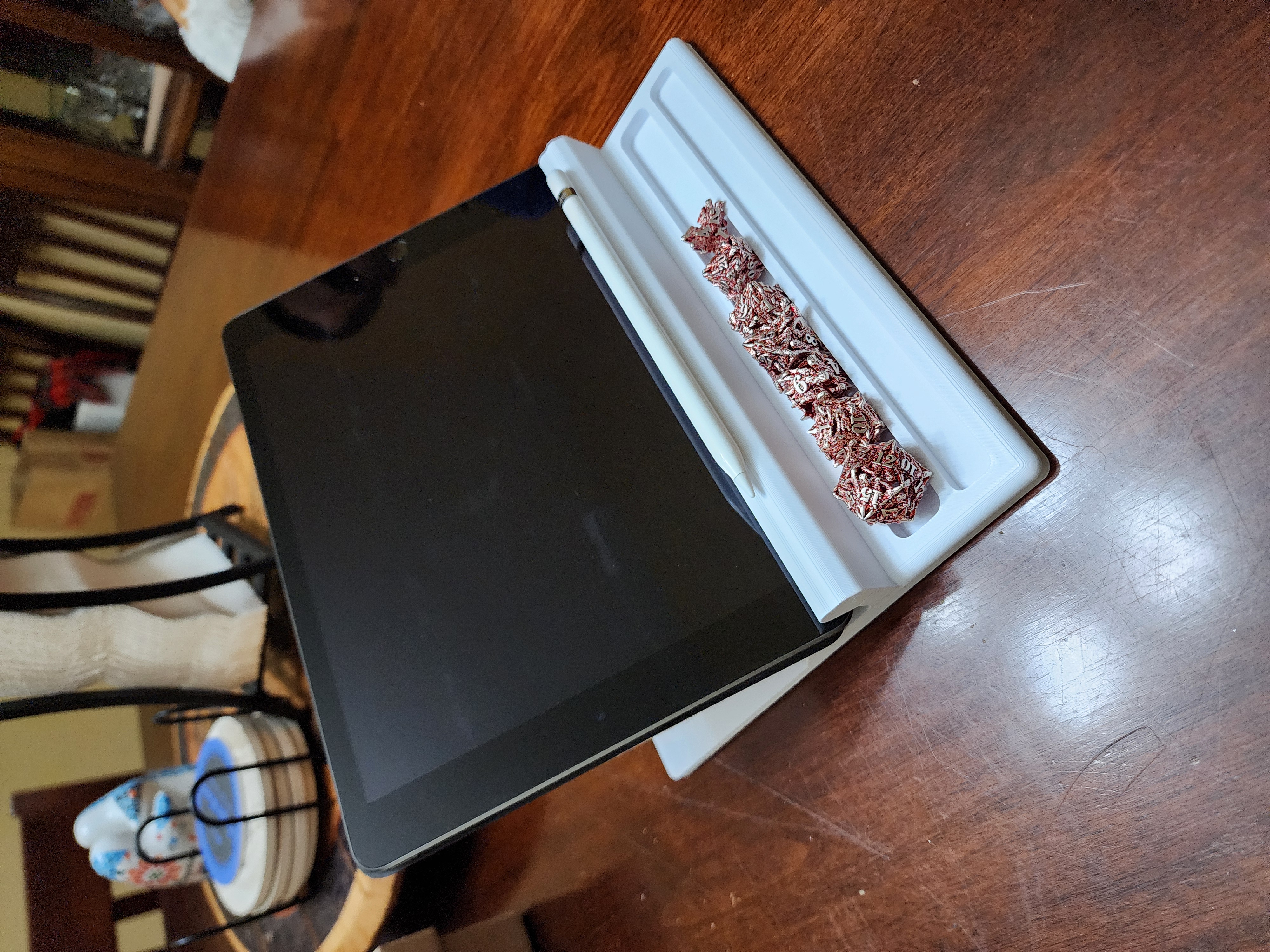 Giá đỡ iPad/Tablet D&D có khay xúc xắc và bút cảm ứng tích hợp