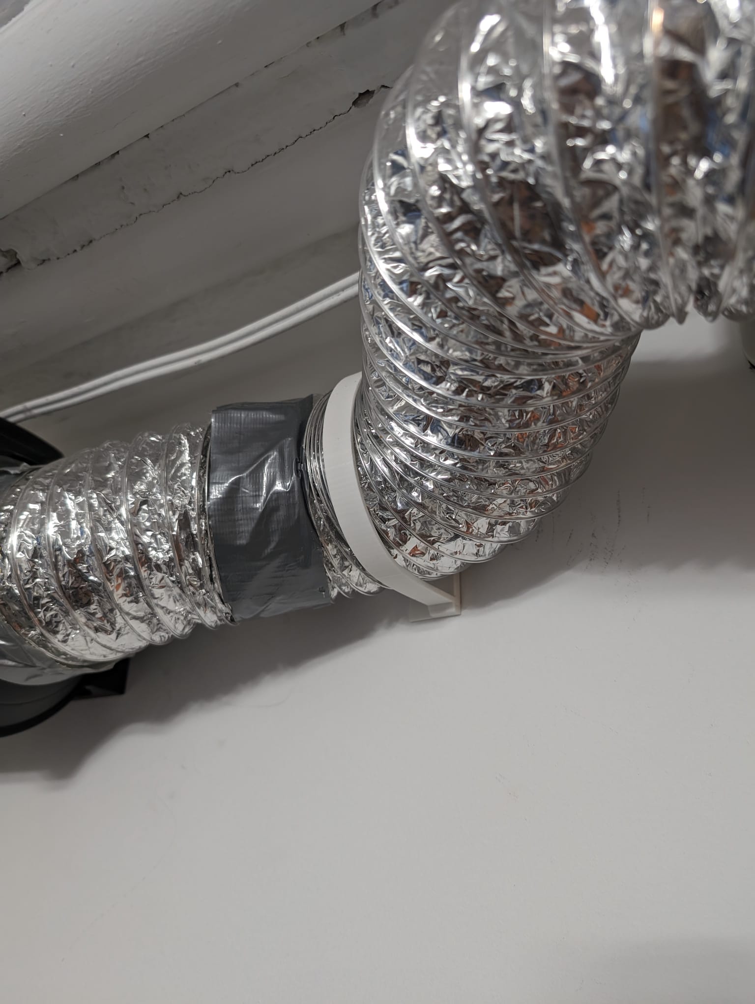 Giá đỡ ống gió mềm bằng nhôm dạng gài tường 4 inch