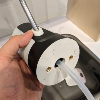 Giá đỡ máy rót nước YOMYM cho Bếp đồ chơi Ikea DUKTIG của Trẻ em