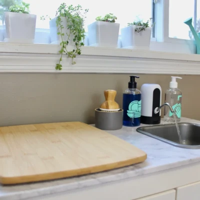 Giá đỡ máy rót nước YOMYM cho Bếp đồ chơi Ikea DUKTIG của Trẻ em