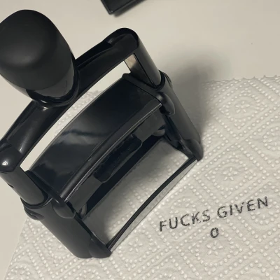 Con Dấu "Zero F*cks Given" (Không Quan Tâm) 24mm x 69mm