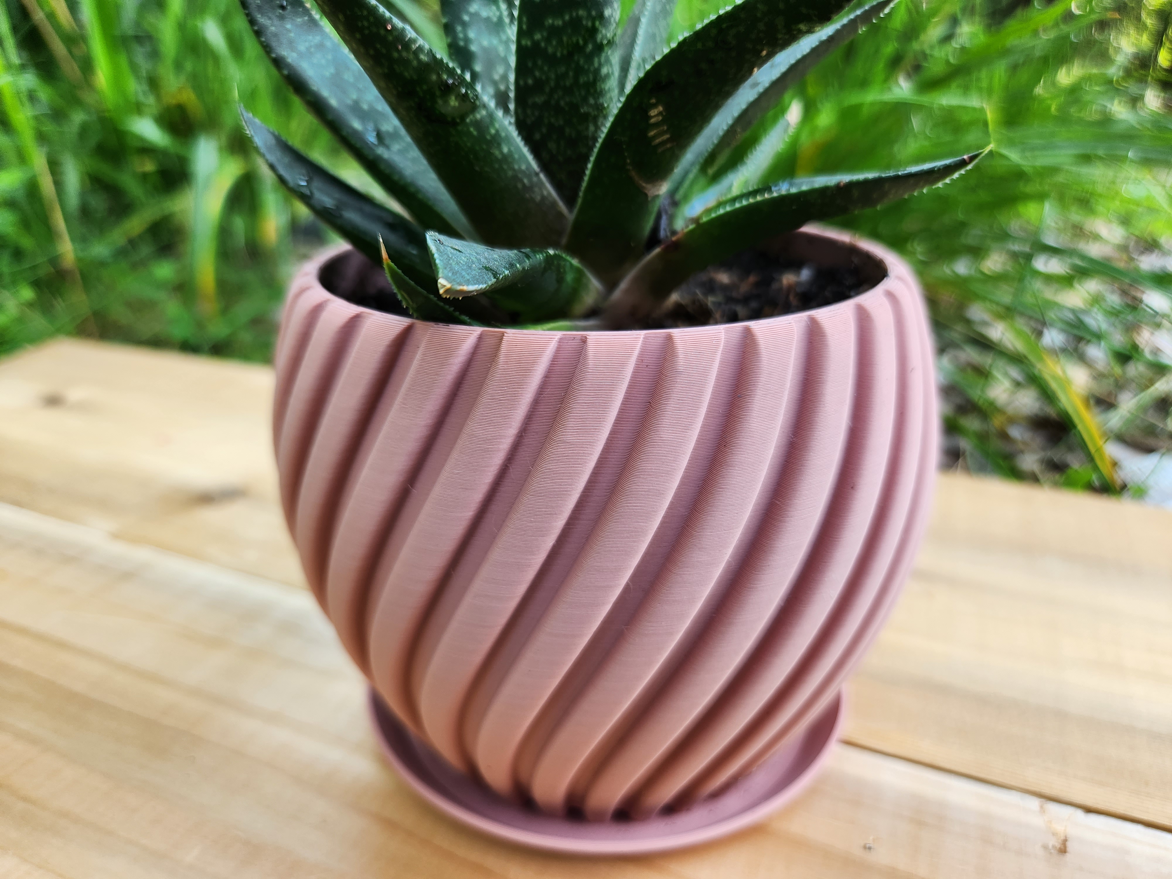 Chậu Hoa Cong Có Khay Thoát Nước Tích Hợp