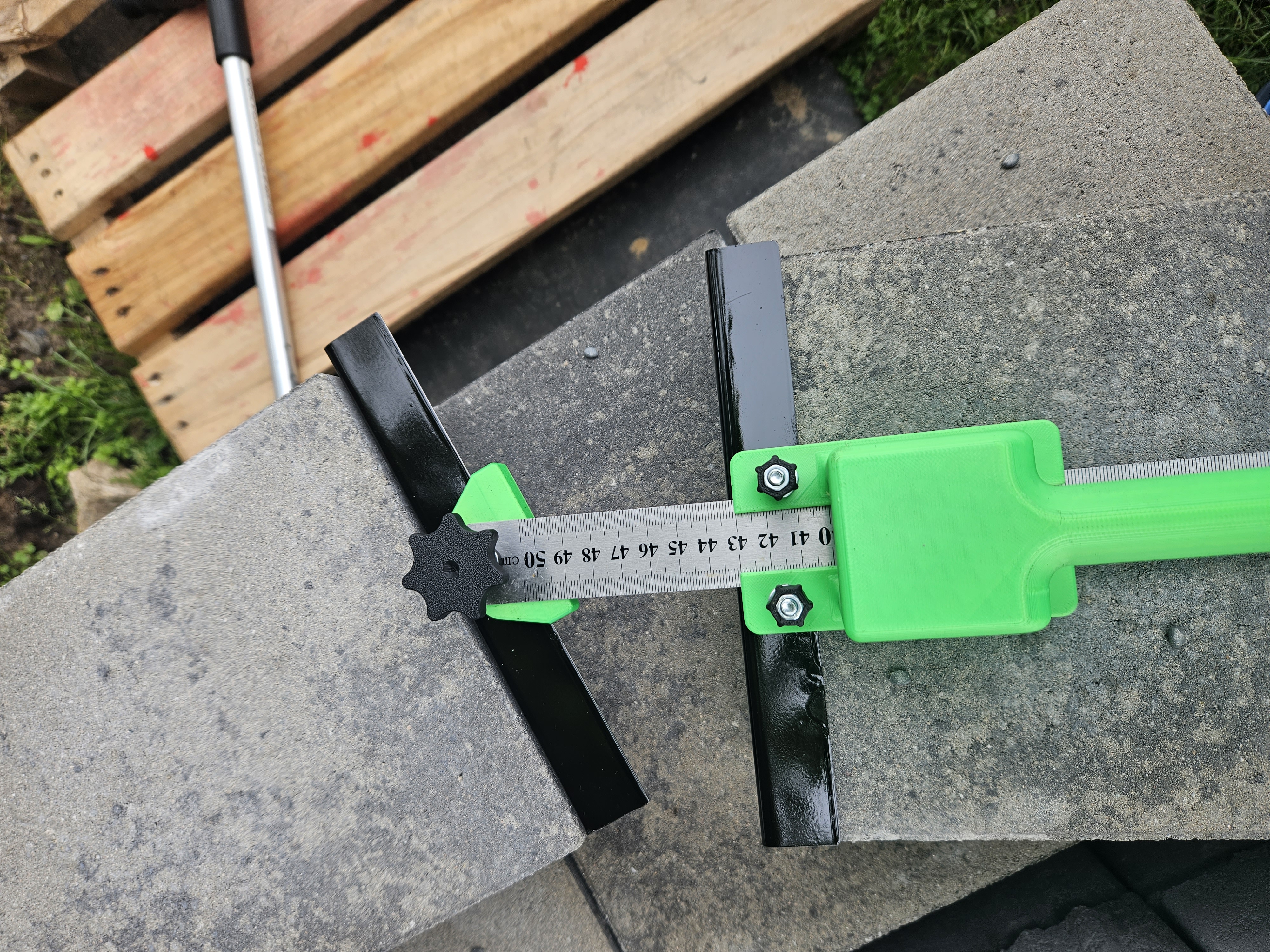 Thước Cặp Hỗ Trợ Cắt Đá Lát Sân Vườn