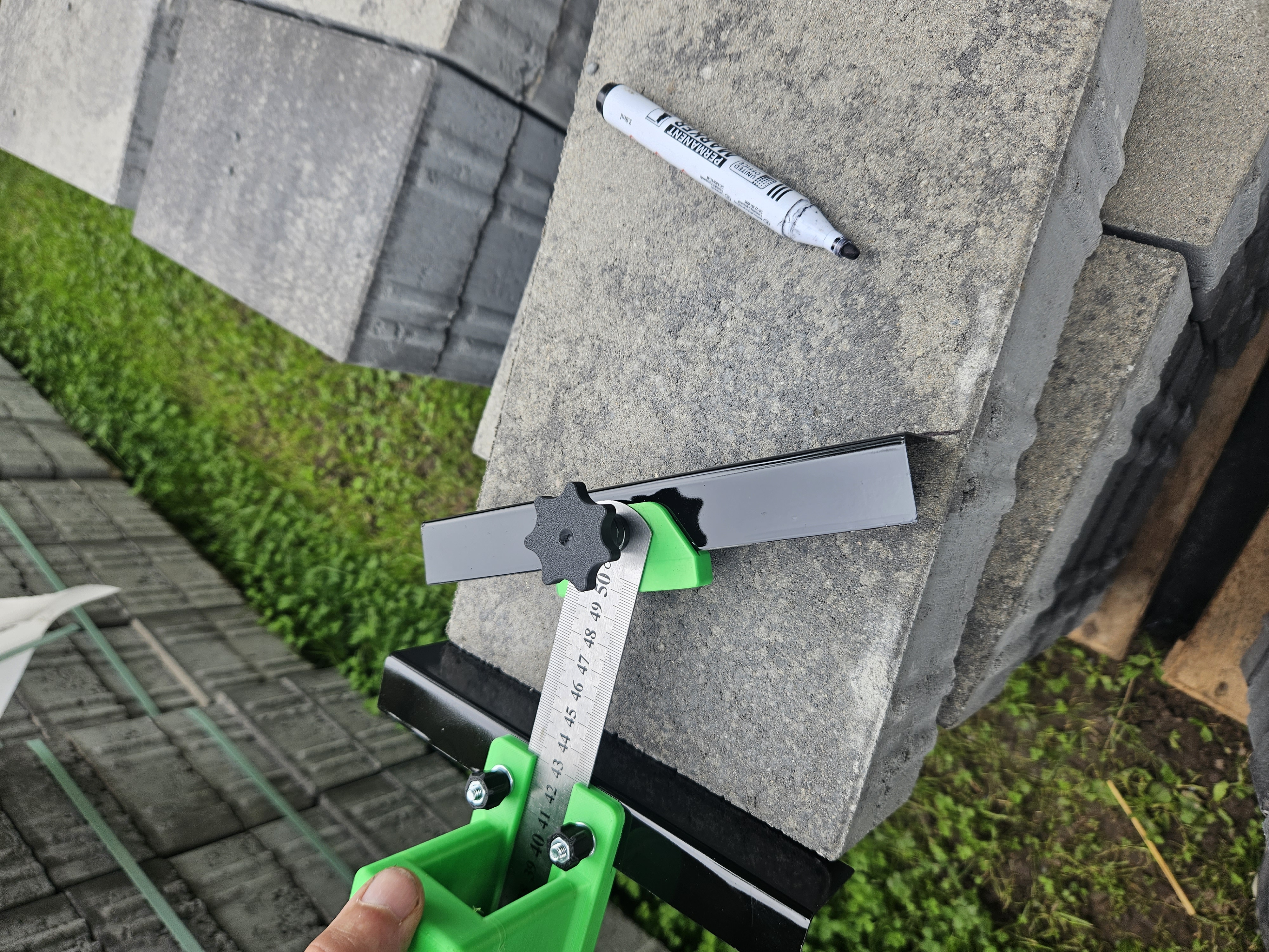 Thước Cặp Hỗ Trợ Cắt Đá Lát Sân Vườn