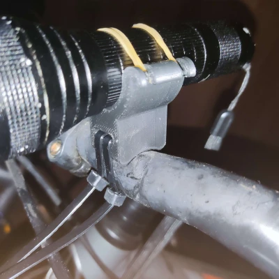 Giá đỡ đèn pin xe đạp