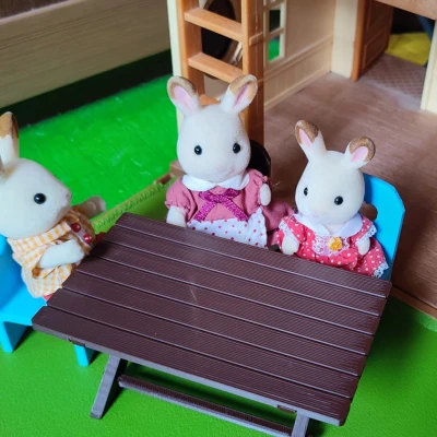 Bàn sân vườn cho đồ chơi Sylvanian Families