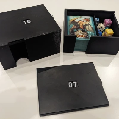 Hộp Đựng Bài Magic The Gathering Kèm Bộ Đếm Điểm Sinh Hoạt Tích Hợp