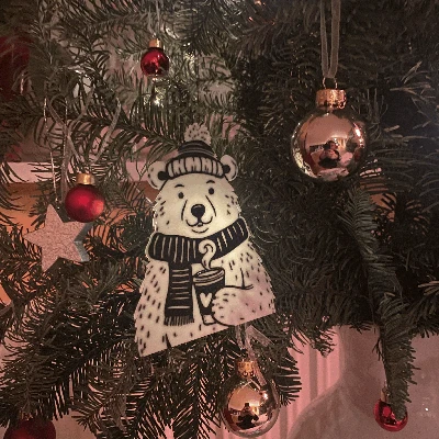 Trang trí cây thông Noel hai màu gấu bắc cực cầm cà phê