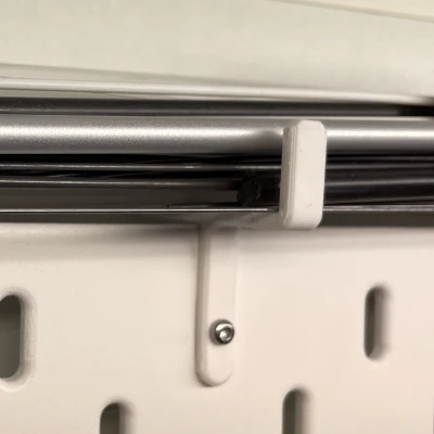 Kệ để đồ phía trên bảng IKEA Skådis