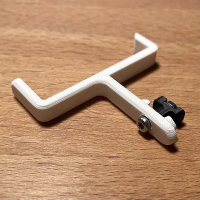 Kệ để đồ phía trên bảng IKEA Skådis