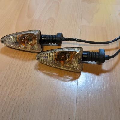 Pat thay thế xi nhan cho xe Triumph