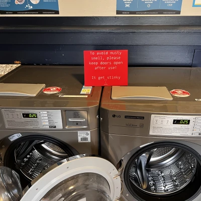 Biển báo "Nhớ mở cửa" cho máy giặt chung cư