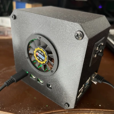 Hộp Raspberry Pi 4 có công tắc quạt và đèn LED