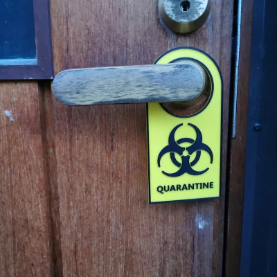 Biển báo cách ly cho tay nắm cửa