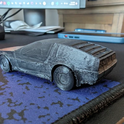 Mô hình Delorean DMC-12 in liền với bánh xe chạy được