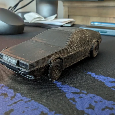 Mô hình Delorean DMC-12 in liền với bánh xe chạy được