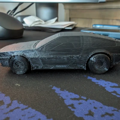 Mô hình Delorean DMC-12 in liền với bánh xe chạy được