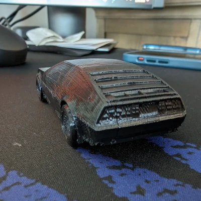 Mô hình Delorean DMC-12 in liền với bánh xe chạy được