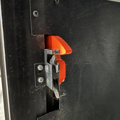 Hướng dẫn chốt cửa khoang dưới Newmar New Aire