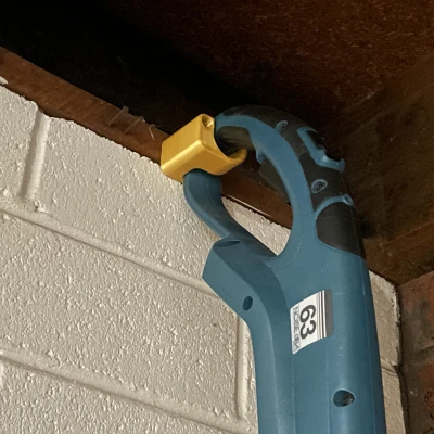 Móc treo máy tỉa cỏ sideways hook