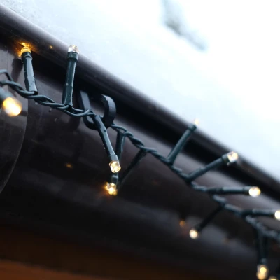 Móc nhựa treo dây đèn Giáng sinh cho máng xối