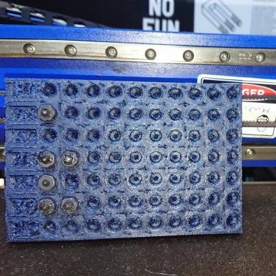 Khay đựng đầu phun có ghi kích cỡ