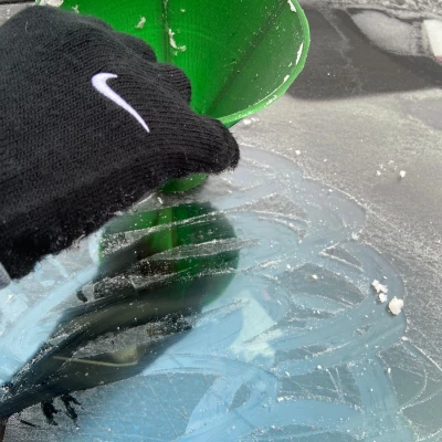 Dụng Cụ Cạo Băng Trên Kính Chắn Gió Xe Hơi