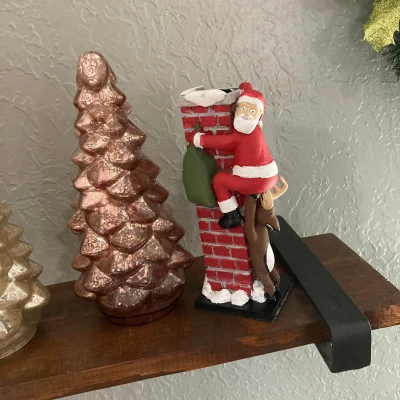 Ông Già Noel leo vào ống khói