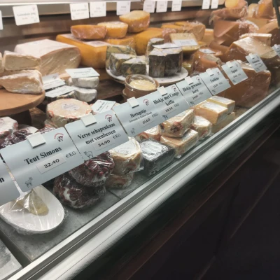 Kẹp thẻ tên treo cửa sổ tiệm phô mai