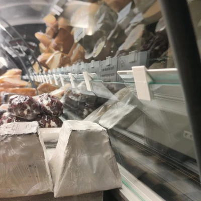 Kẹp thẻ tên treo cửa sổ tiệm phô mai