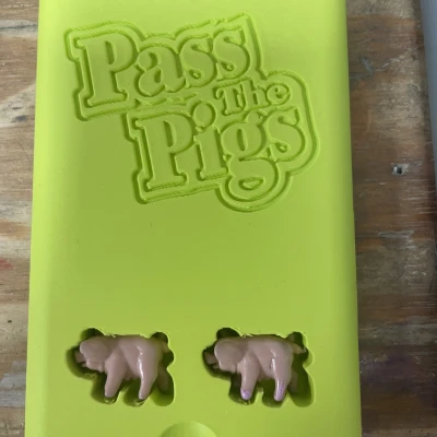 Hộp Đựng Game Pass the Pigs