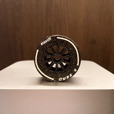 Móc treo cây thông hình lốp xe F1 Pirelli