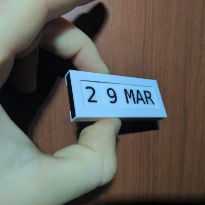 Nhắc Lịch Bảo Trì (Đa Ngôn Ngữ, DD-MON/MON-DD, 67x28x8 mm)