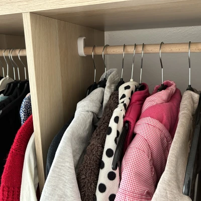 Giá đỡ thanh treo quần áo Ikea Kallax