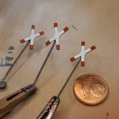 Biển Báo Giao Thông TT (Có Thể Scale) Gác Chắn Đường Sắt (Andreaskreuz) Phiên Bản DDR