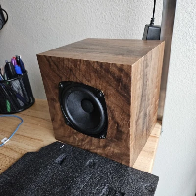 Hộp loa "Speaker Enclosure 4" đổ đầy cát