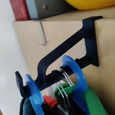 Tái tạo móc treo quần áo cũ để phơi đồ trên cửa tủ