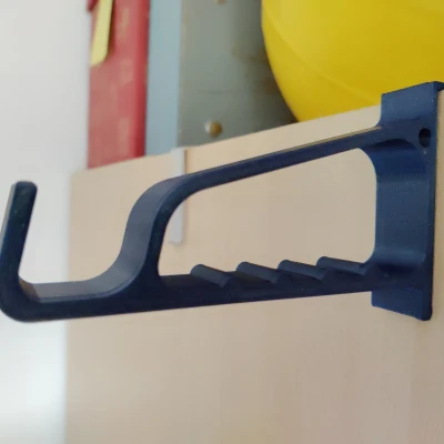 Tái tạo móc treo quần áo cũ để phơi đồ trên cửa tủ