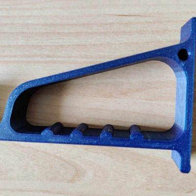 Tái tạo móc treo quần áo cũ để phơi đồ trên cửa tủ